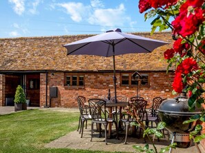 Outdoor dining - 4 Bed in Gloucester (oc-41216) (Tirley)