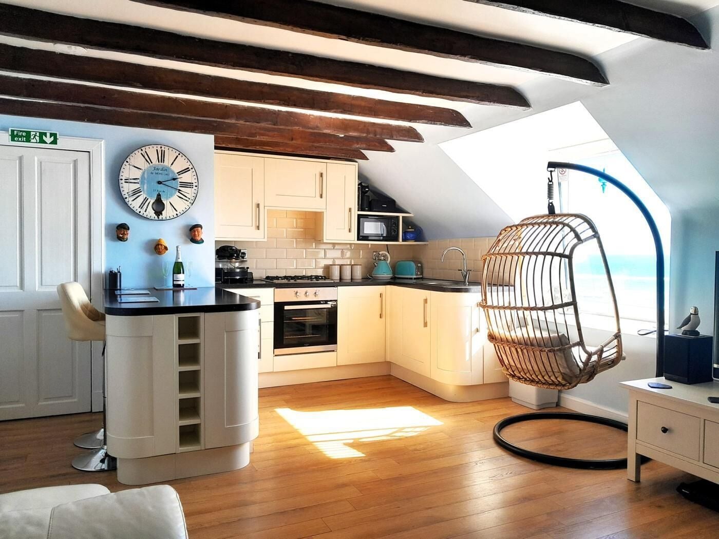 Four, chaise haute, batterie de cuisine, vaisselle et ustensiles