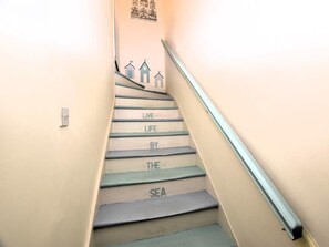 A staircase with steps labeled 'LIVE,' 'LIFE,' 'BY,' 'THE,' and 'SEA.' - 1 Bed in Anstruther (oc-41693) (Saint Monans)