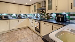 Oven, dishwasher, cookware/dishes/utensils - 3 Bed in Minehead (oc-44078) (Porlock)