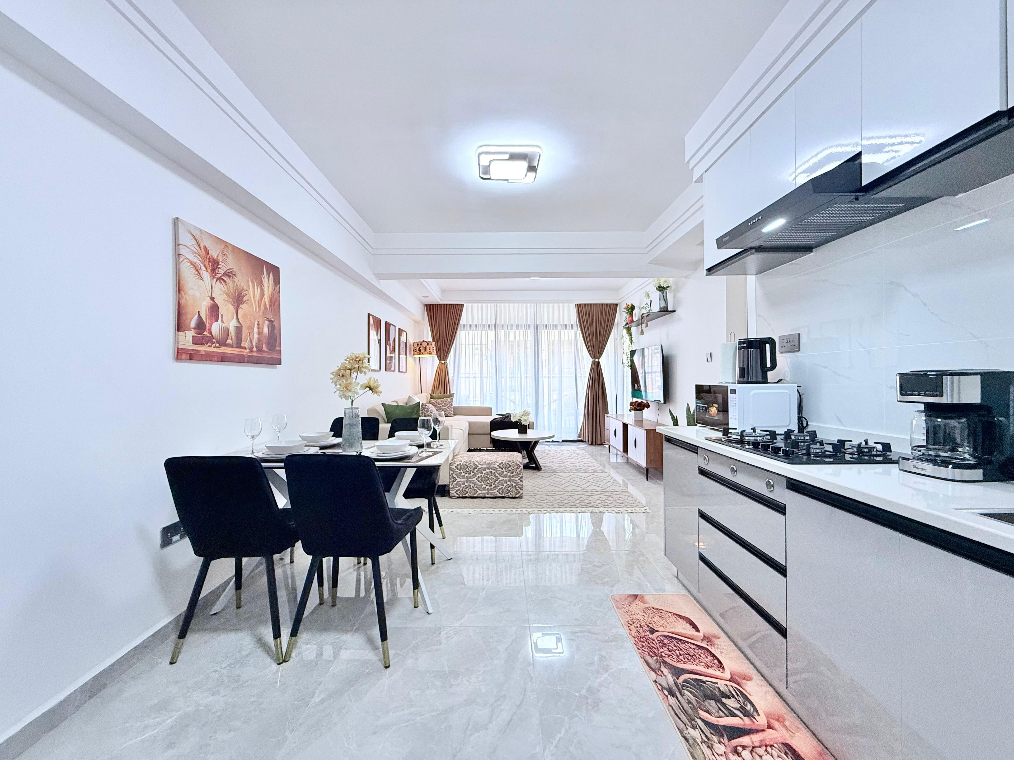 Una cocina moderna con estufa a gas, microondas y cafetera.