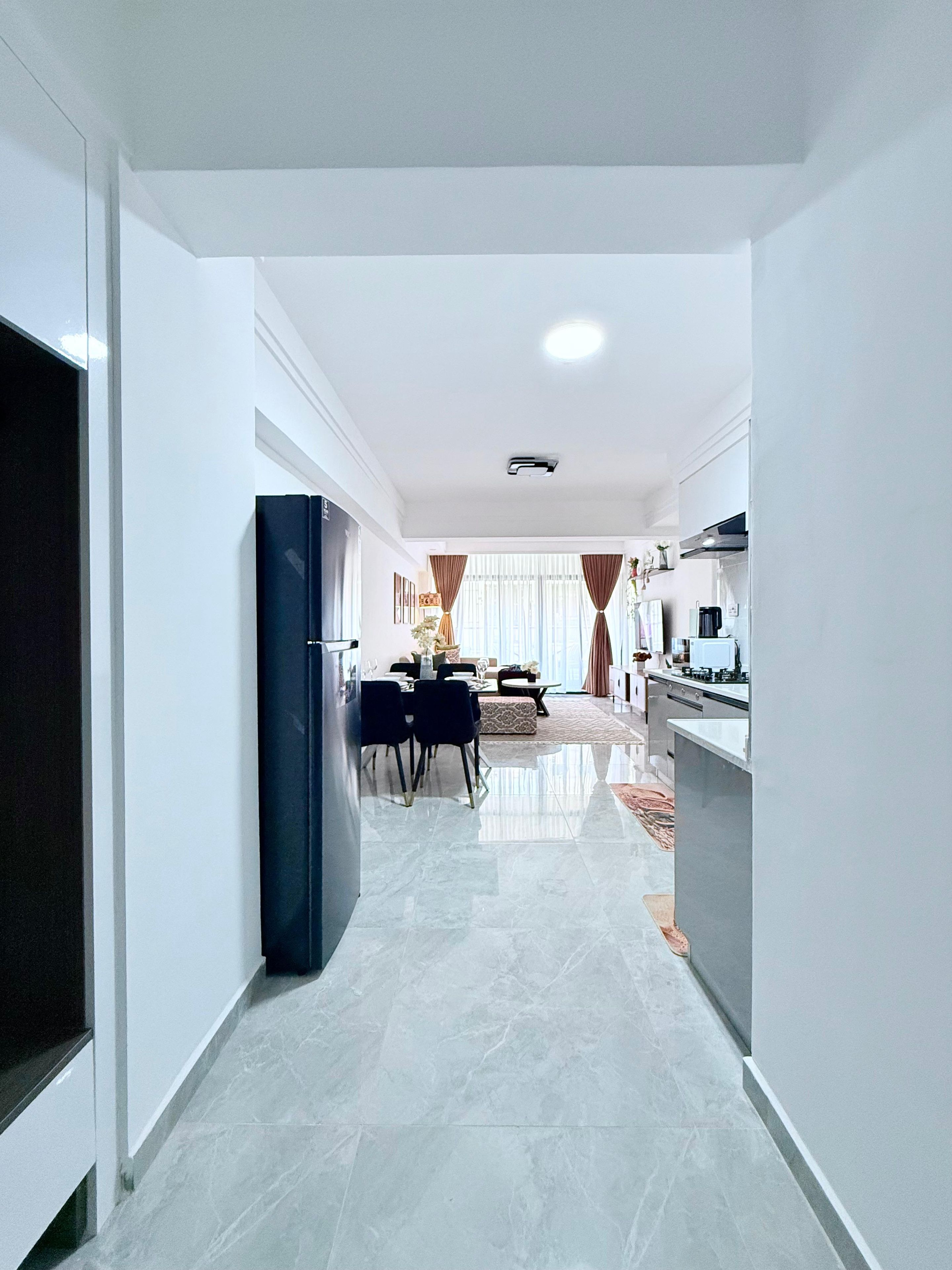 Een modern interieur met een keuken, een eetgedeelte en een woonruimte.