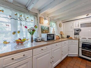 A kitchen with white cabinets, a microwave, a toaster, and a stove. - 2 Bed in Rye- (oc-46895) (Brede)