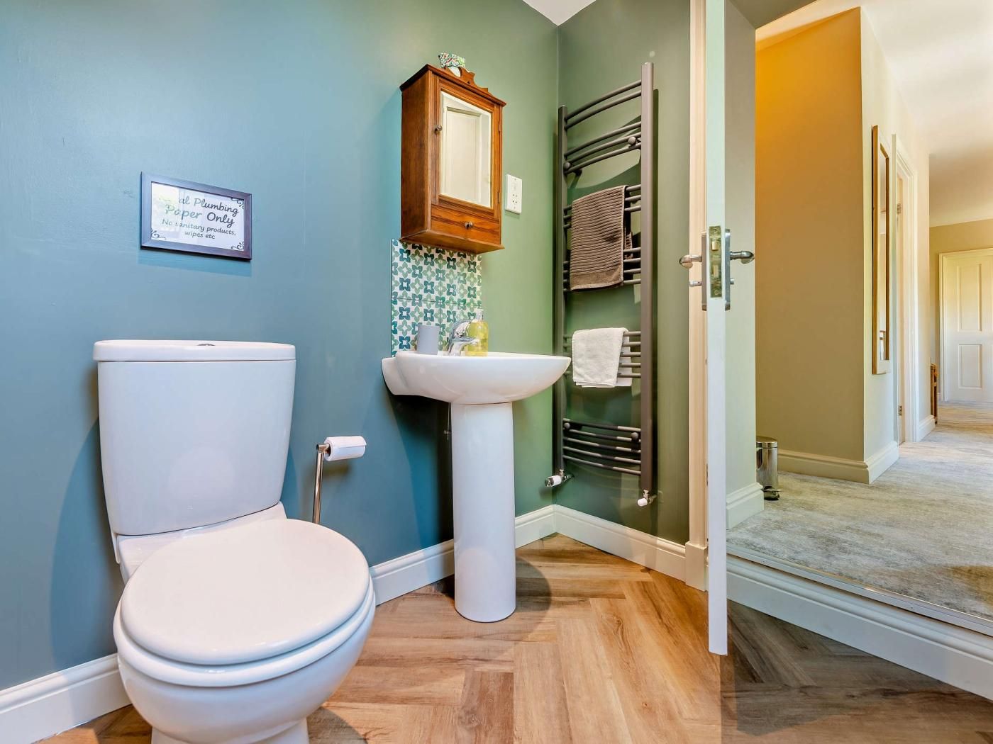 Ein Badezimmer mit Toilette, Waschbecken und Handtuchhalter.