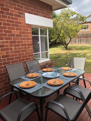 Outdoor dining - Centrally located! 6 mins to city. Cozy Art Deco renovated family- size house. (Lenah Valley)