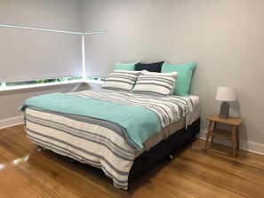 Room - Centrally located! 6 mins to city. Cozy Art Deco renovated family- size house. (Lenah Valley)