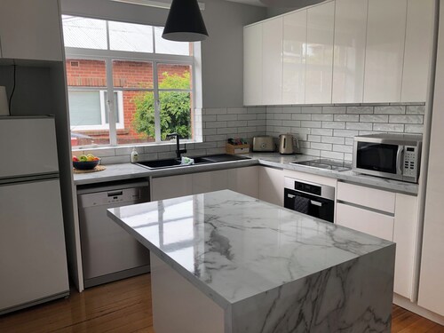 Centrally located! 6 mins to city. Cozy Art Deco renovated family- size house.