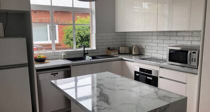 Centrally located! 6 mins to city. Cozy Art Deco renovated family- size house.