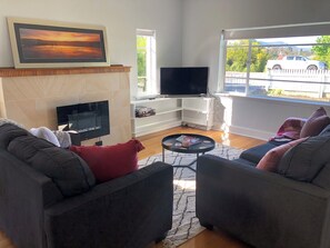 Smart-TV, Kamin, Bücher