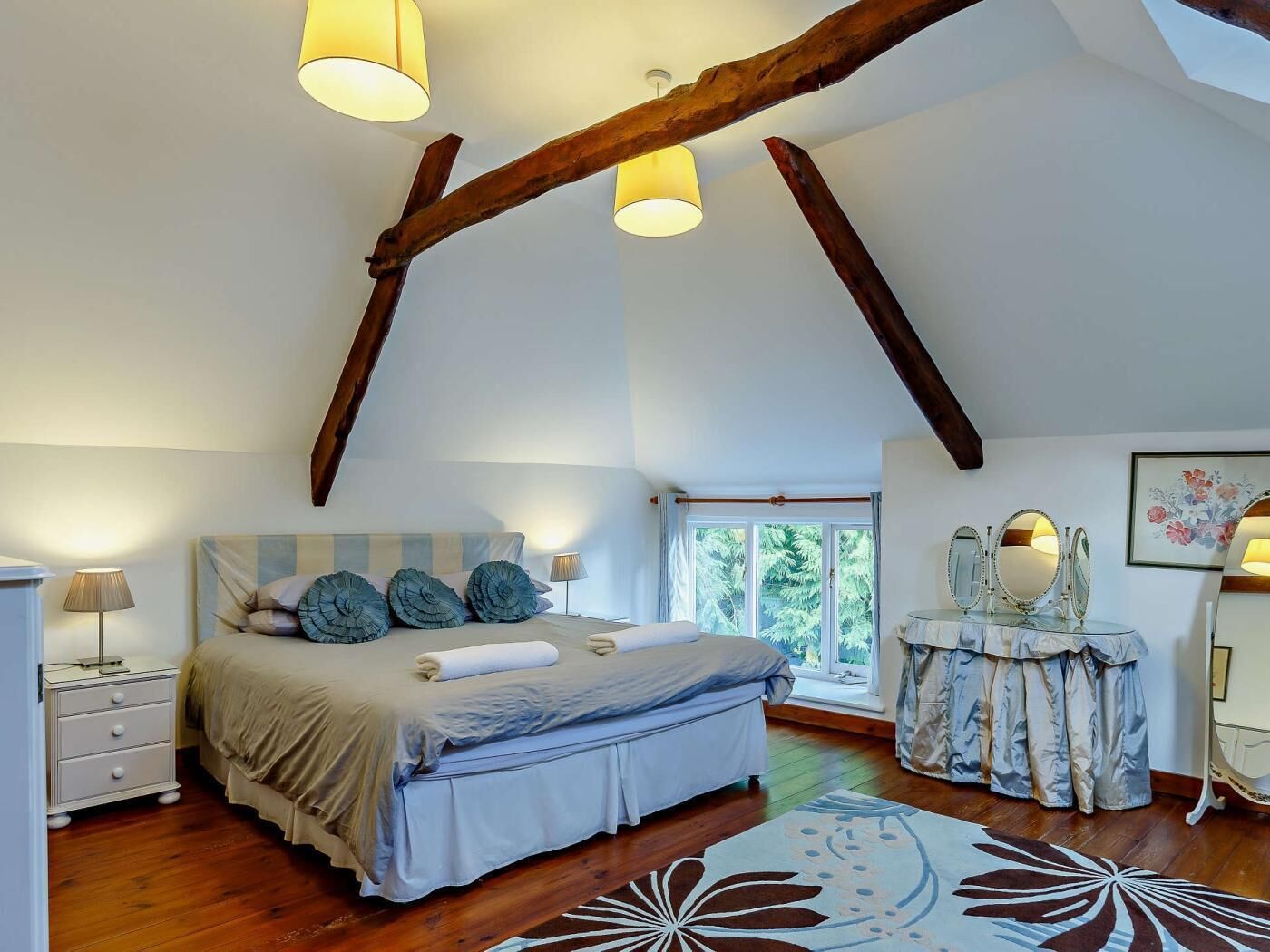 4 bedrooms, travel crib, WiFi (free), bed sheets