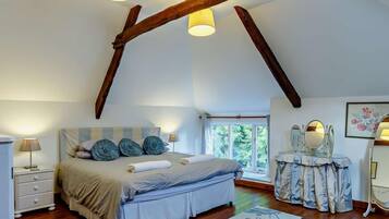 4 bedrooms, travel crib, WiFi (free), bed sheets
