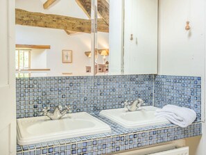 Towels - 1 Bed in Crickhowell (oc-48082) (Llanbedr)