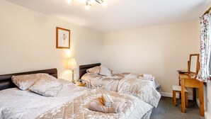 A hotel room with three beds, a desk, a chair, a lamp, a picture on the wall, and a ceiling light fixture. - 1 Bed in Sheffield (oc-48259) (Thurlstone)
