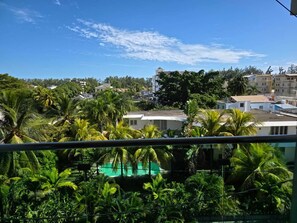 Ein Wohngebiet mit Häusern, Palmen und einem Swimmingpool.