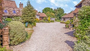 A rural village with stone houses, a gravel path, and lush greenery. - 2 Bed in Wedmore (oc-51339) (Middle Stoughton)