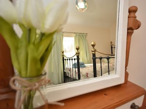 3 bedrooms, iron/ironing board, travel cot, free WiFi - 3 Bed in Martock (oc-51722) (Martock)
