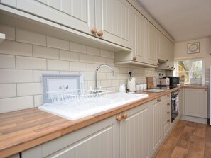 Oven, dishwasher, high chair, cookware/dishes/utensils - 3 Bed in Martock (oc-51722) (Martock)