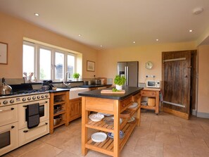Oven, dishwasher, highchair, cookware/dishes/utensils - 4 Bed in Llandinam (oc-51651) (Llandinam)