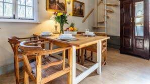 Ein Essbereich mit Holztisch, Stühlen und Bildern an den Wänden.