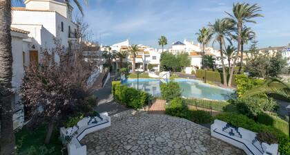 Ferienhaus 'Casa En La Playa Con Piscinas' mit Gemeinschaftspool, WLAN und Klimaanlage