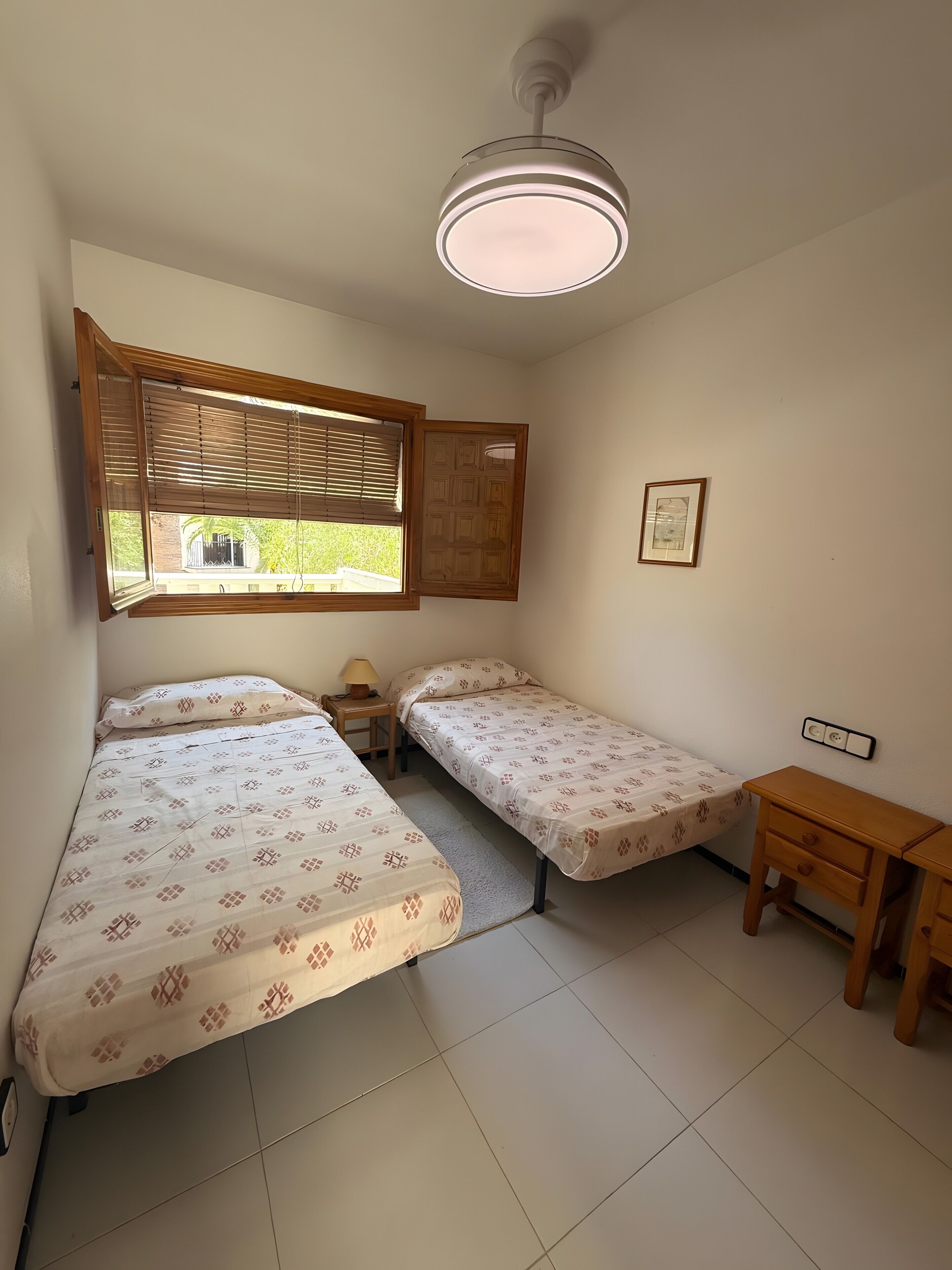 WiFi, bed sheets