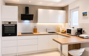 Wasserkocher mit Kaffee-/Teezubehör, Kühlschrank, Mikrowelle, Ofen