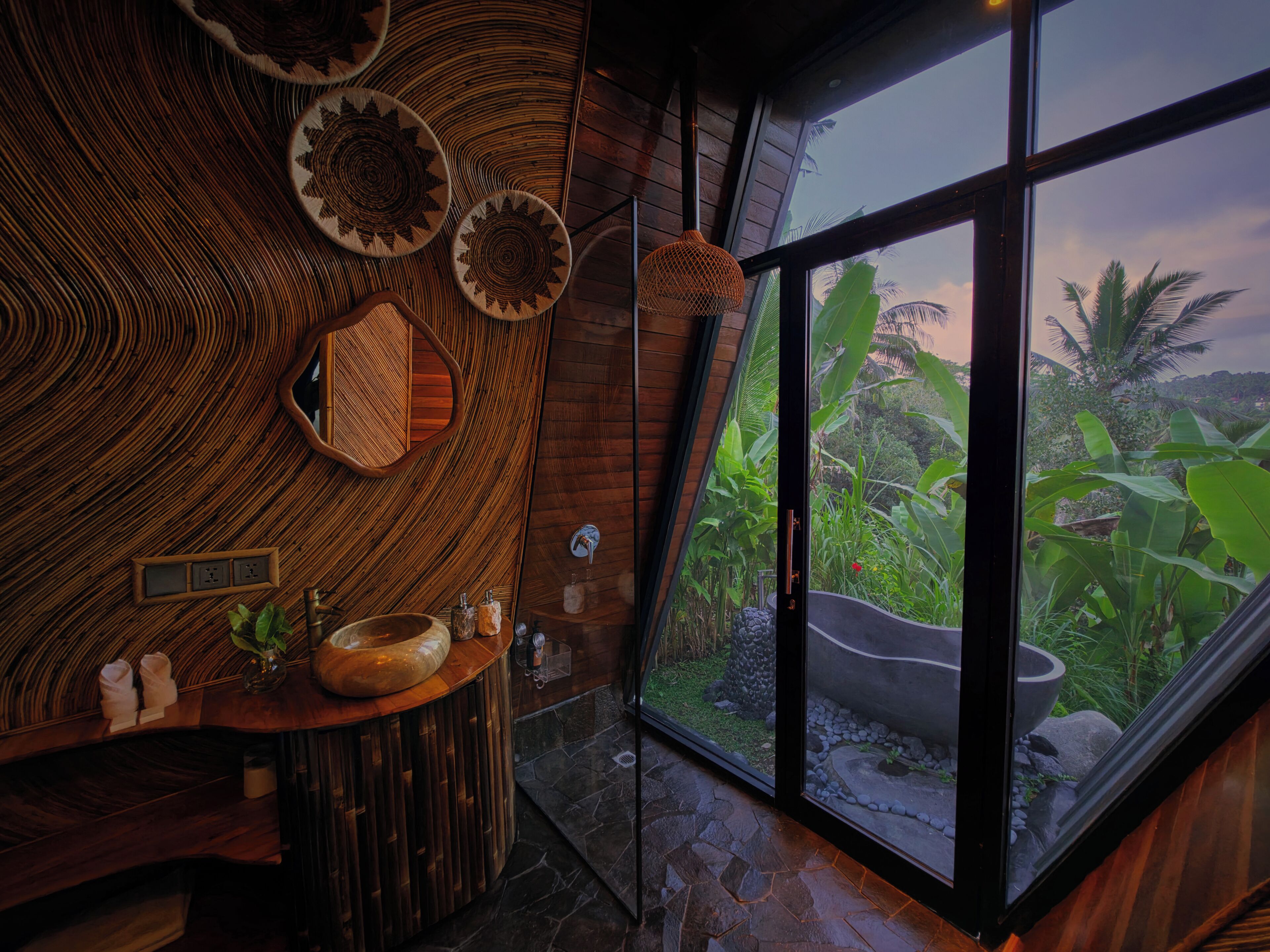Una habitación con pared de madera, un ventanal y vista a zonas verdes.