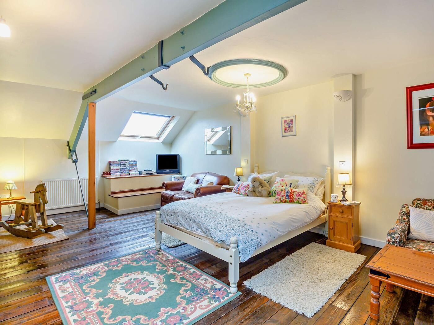 2 bedrooms, travel cot, free WiFi, bed sheets
