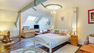 2 bedrooms, travel cot, free WiFi, bed sheets