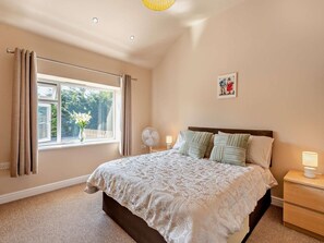 Travel cot, free WiFi, bed sheets - 2 Bed in Blakeney (oc-54766) (Awre)