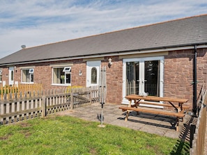 Outdoor dining - 2 Bed in Blakeney (oc-54766) (Awre)