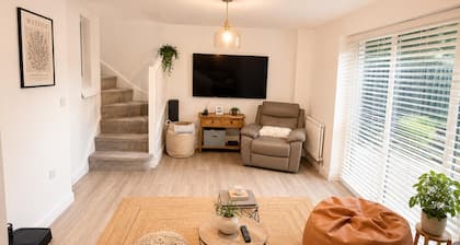 House Sleeps 6 With Garden and Parking