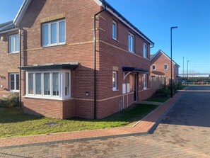 Exterior - House Sleeps 6 With Garden and Parking (Doncaster)