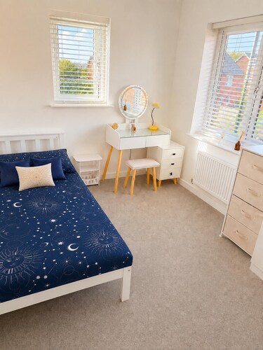 House Sleeps 6 With Garden and Parking