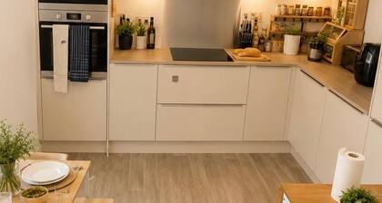 House Sleeps 6 With Garden and Parking