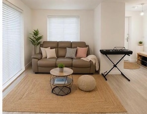 Living area - House Sleeps 6 With Garden and Parking (Doncaster)