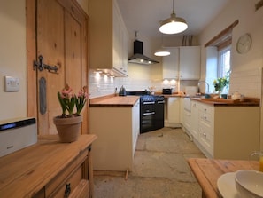 Oven, dishwasher, high chair, cookware/dishes/utensils - 2 Bed in Ilminster (oc-56523) (Dowlish Ford)