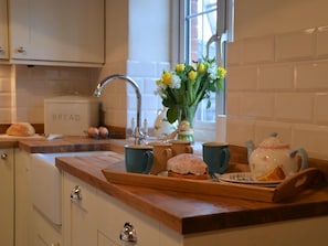 Oven, dishwasher, high chair, cookware/dishes/utensils - 2 Bed in Ilminster (oc-56523) (Dowlish Ford)