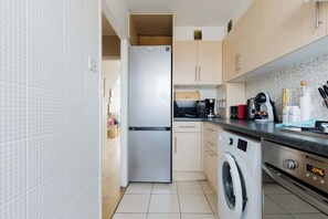 Wasserkocher mit Kaffee-/Teezubehör, Kühlschrank, Mikrowelle, Ofen