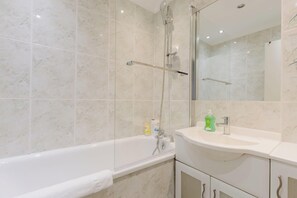 Een douche, een haardroger, shampoo