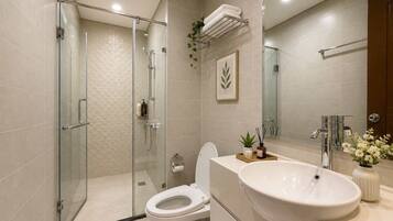 Een haardroger, een bidet, handdoeken, zeep
