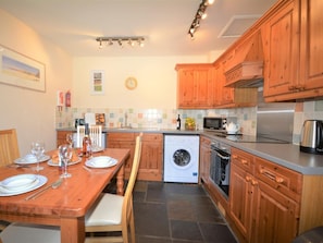 Oven, dishwasher, highchair, cookware/dishes/utensils - 2 Bed in Newton Abbot (oc-61775) (Ipplepen)
