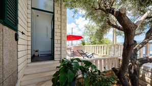 Terrace/patio - Gorgeous home in Slatine with WiFi (Slatine)