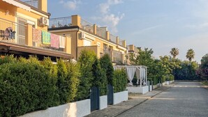 A residential street with houses, a clear sky, and a well-maintained hedge. - Casa Onde Chiare - Pizzo Beach Club 16G (Contrada Difesa II)