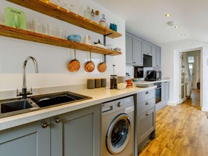 Microwave, oven, dishwasher, high chair - 3 Bed in Brixham (oc-64703) (Brixham)