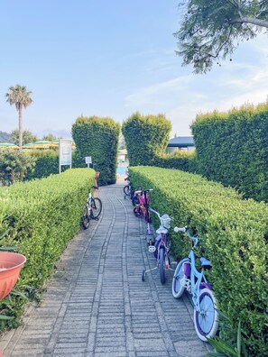 A paved pathway lined with neatly trimmed hedges and bicycles parked along the side. - Casa Onde Chiare - Pizzo Beach Club 16G (Pizzo)