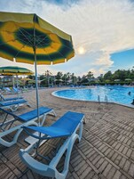 Una piscina al aire libre de temporada