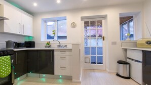 Una cocina moderna con una isla central, un fregadero y una estufa.