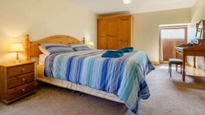 A bedroom with a bed, bedside tables, a wardrobe, a desk, and a chair. - 3 Bed in Middlesbrough (oc-72267) (Chop Gate)