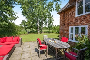Outdoor dining - 6 Bed in Norwich (oc-72652) (Hoveton)